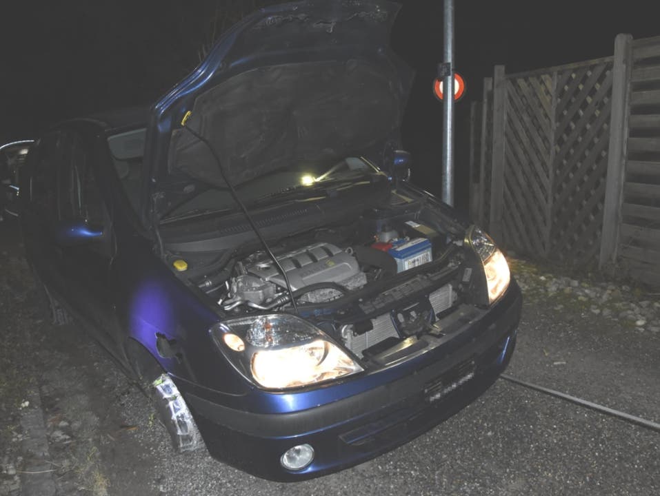 Rorschach SG, 24. März Die Polizei hat kurz nach Mitternacht einen 21-jährigen Autofahrer nach einer Verfolgungsjagd gestellt. Der Mann hatte sich zuvor einer Kontrolle entzogen. Er war nicht im Besitz einer gültigen Fahrberechtigung. Sein Auto wurde sichergestellt.