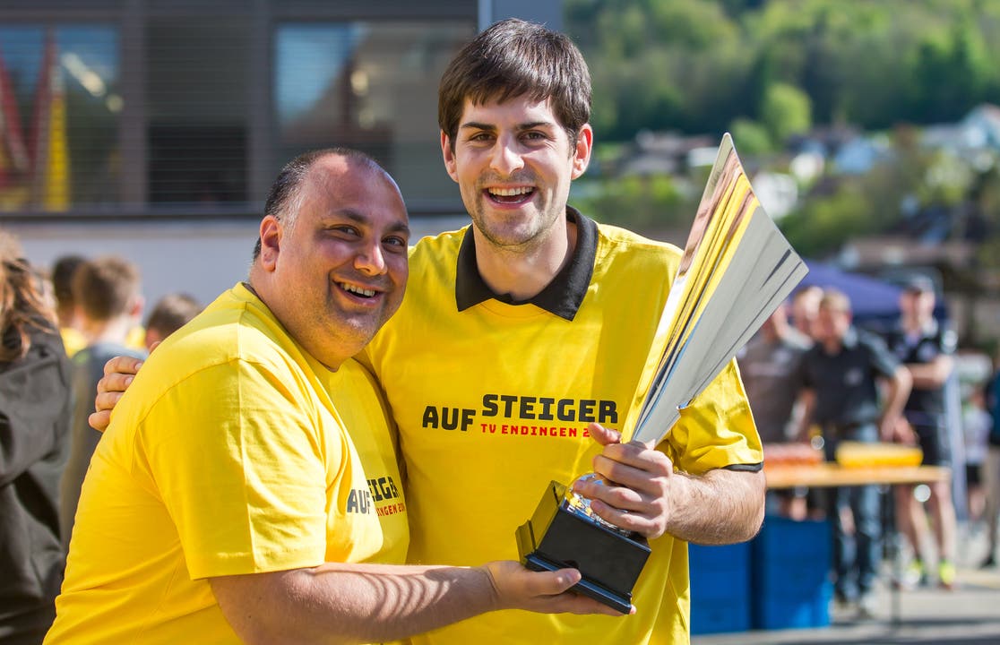 Arak Kin und Christian Riechsteiner (v.r.) mit dem Pokal, den die Gemeinde Endingen gesponsert hat.