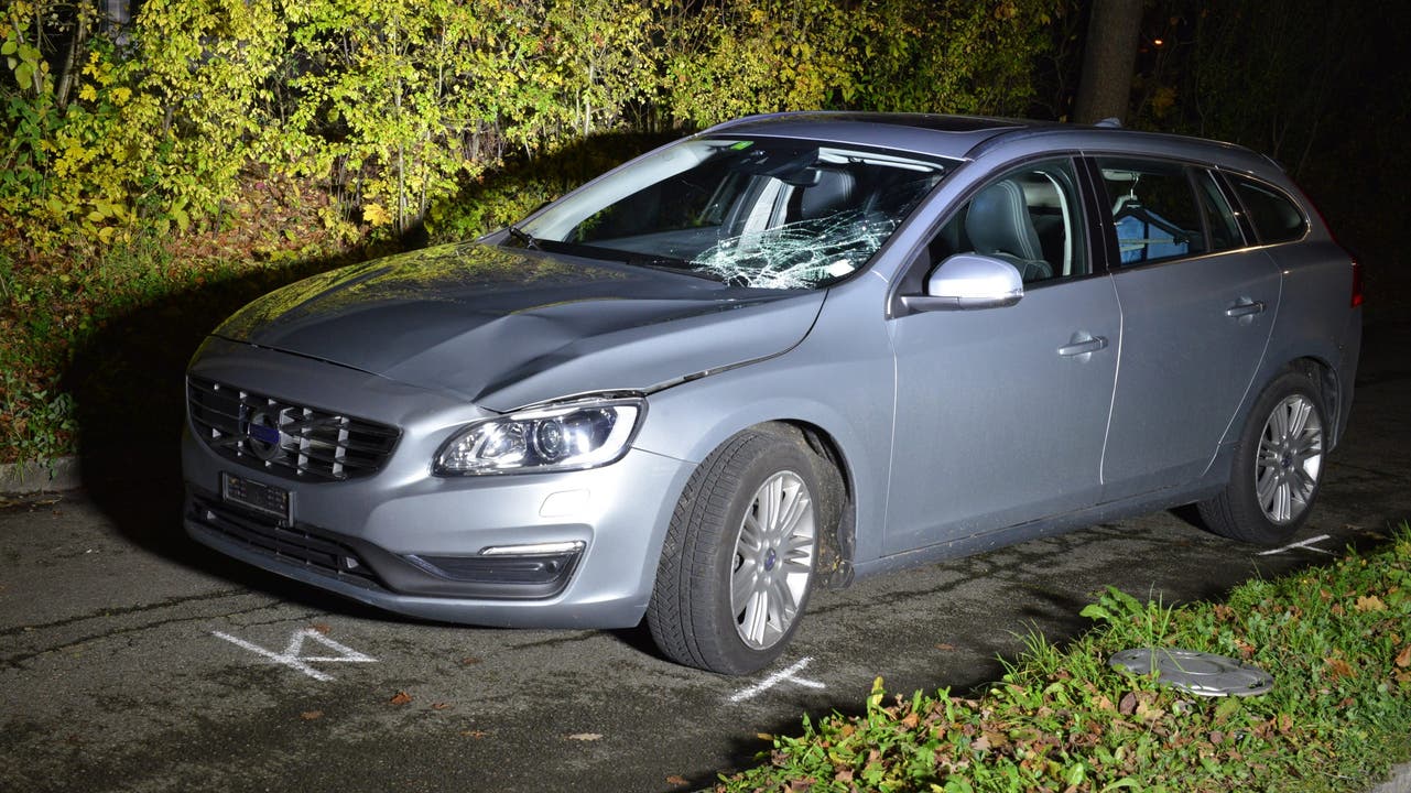 Unfallauto: Von diesem silberfarbenen Volvo wurde die junge Frau erfasst und weggeschleudert.