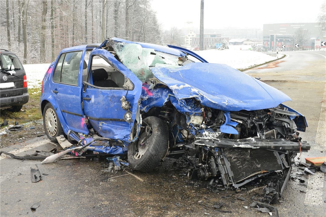 Suhr (AG), 8. Februar Zwischen Hunzenschwil und Suhr kommt es zu einer Frontalkollision mit drei Schwerverletzten. Die Fahrzeuge, im Bild jenes der Unfallverursacherin, erlitten Totalschaden.