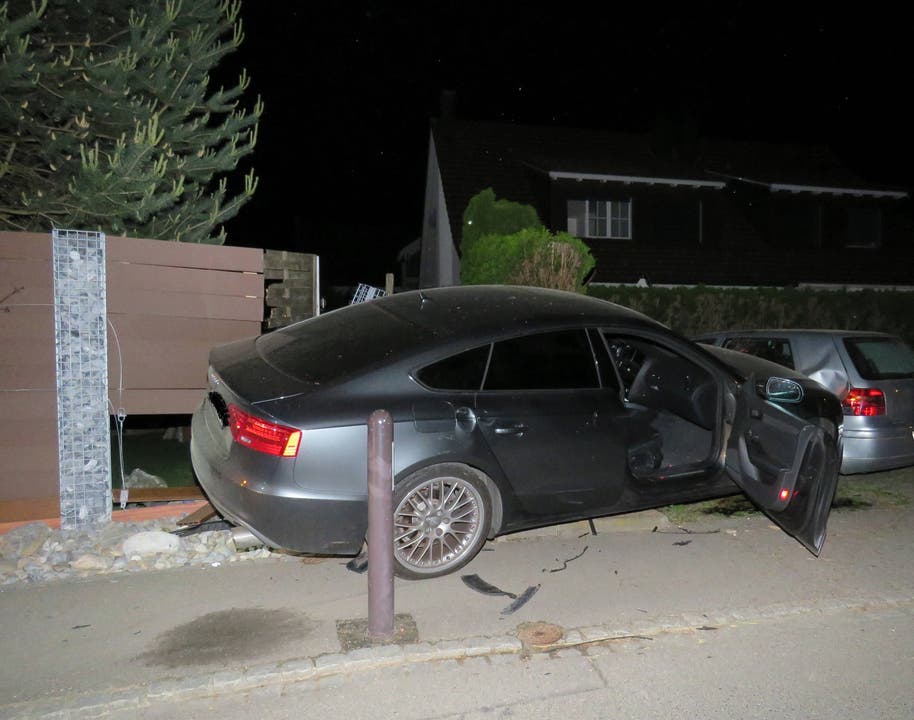 Zufikon (AG), 7. Mai Um 22 Uhr kam eine Audi von der Strasse ab, kollidierte mit zwei Pfosten, einem Hydranten und einem parkierten Auto. Der Sachschaden wird auf 25'000 Franken geschätzt. Im Auto waren zum Zeitpunkt des Selbstunfalls ein 21-jähriger Schweizer (mit Führerausweis) und ein 19-jähriger Türke – wer gefahren war, ist noch unklar.