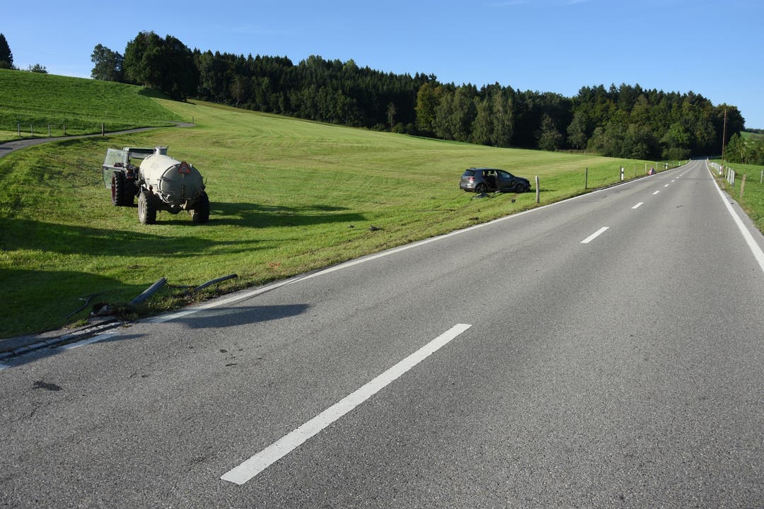 Waldkirch (SG), 23. August In Waldkirch hat sich ein Verkehrsunfall zwischen einem Auto und einem abbiegenden Traktor ereignet. Der 45-jährige Autofahrer verletzte sich dabei leicht.