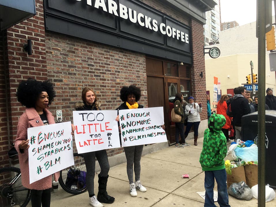 Diese blamable Episode – für die sich sowohl Starbucks als auch die Stadtpolizei von Philadelphia öffentlich entschuldigen mussten – hat nun ein Nachspiel.