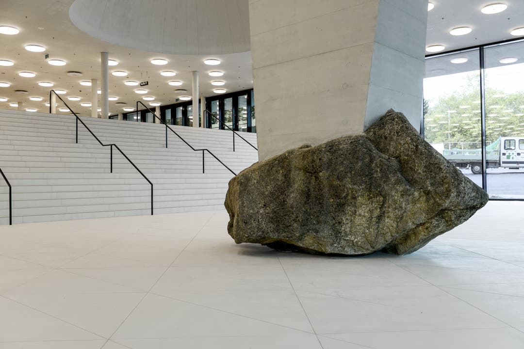 Die Säule trägt zusammen mit dem Granit-Stein die Last des 2800 Tonnen schweren Dachs. Das entspricht einem Gewicht von 625 Elefanten.