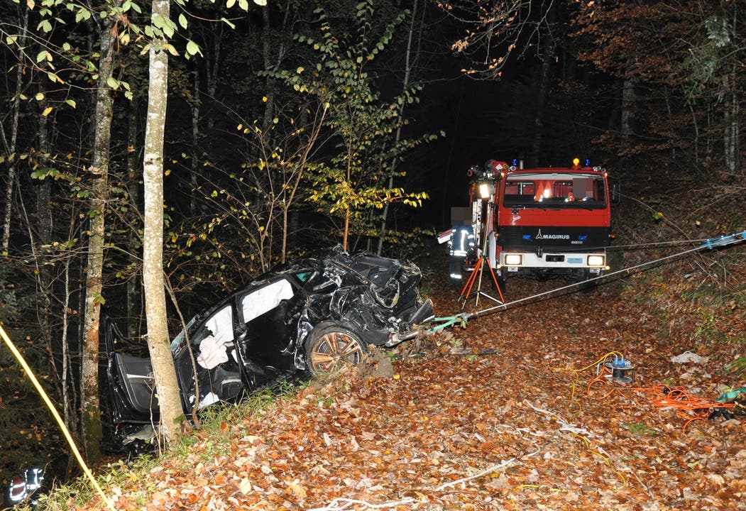 Grenchen (SO), 25. Oktober Gleich zweimal kam es im Kanton Solothurn zu Unfällen, bei denen die Autofahrer jeweils von der Fahrbahn abgekommen und eine Böschung heruntergefahren sind.