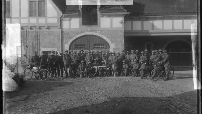 Machtdemonstration mit Maschinengewehr und Karabinern: die «Stadtwehr Baden» 1918.