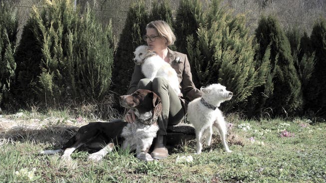 Will sich auch um hiesige Pobleme kümmern: Brigitte Post, zu Hause in Birmensdorf, umgeben von ihren drei Hunden.