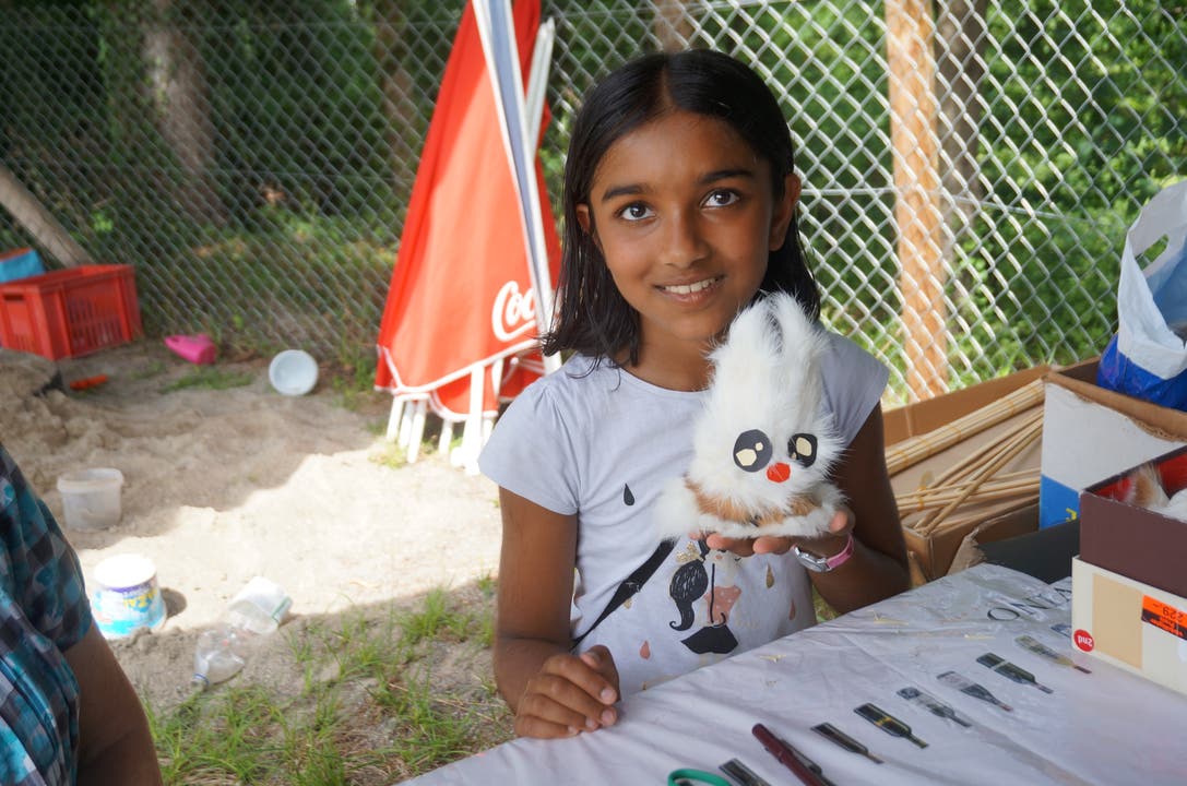  Die 11-jährige Lakshiga Hariram hat sich ein Kaninchen als Stifthalter bei der Fellnaehgruppe Limmattal gebastelt.