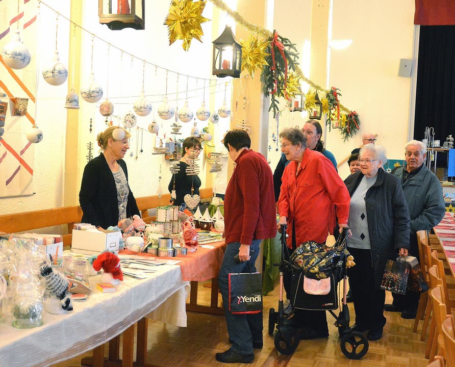 Die grosse Auswahl an Weihnachtsartikeln faszinierte die Besucher des Trimbacher Markts in der Johanneskirche.