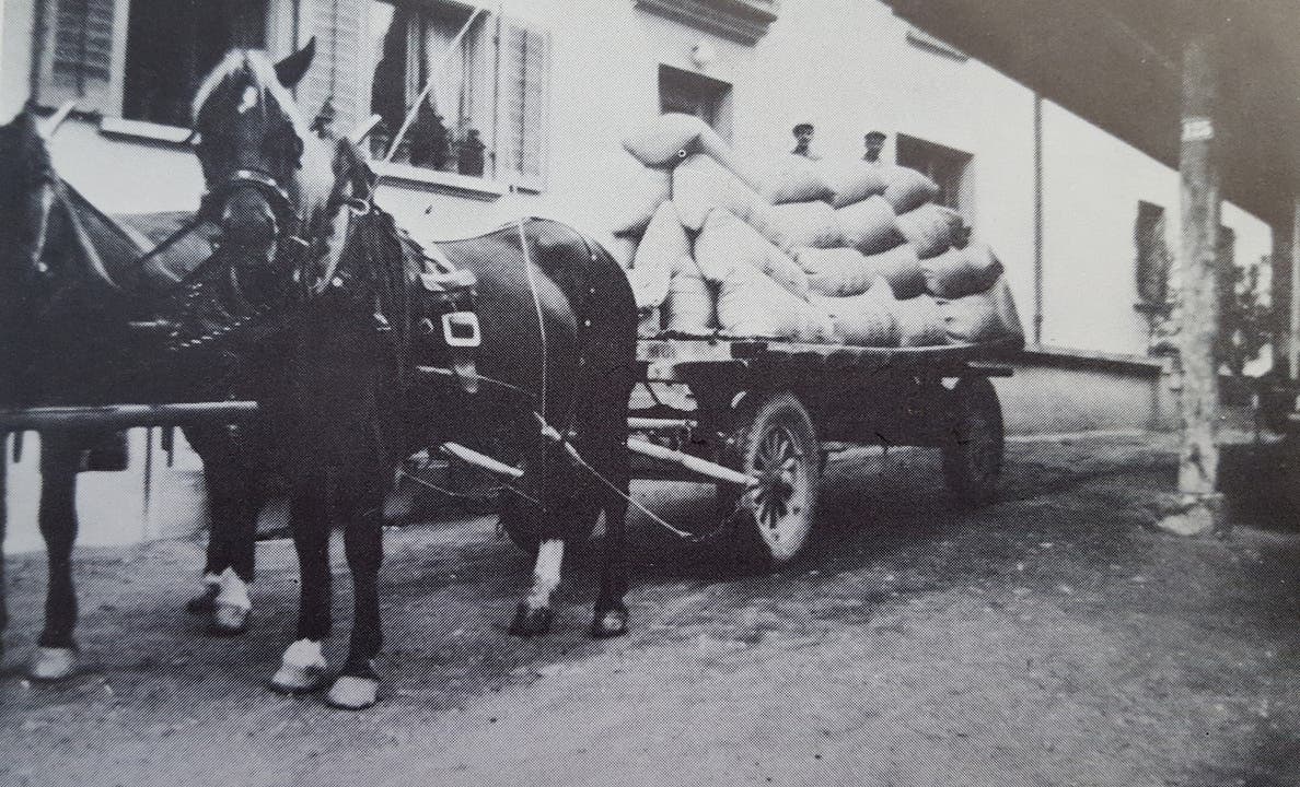 Die Auslieferung der Ware erfolgte bis 1949 mit Ross und Wagen.