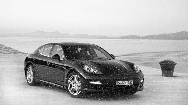 Jugendliche vergruben einen Porsche im Schnee, andere überschütteten ihn mit Wasser, so dass er einfrohr – sicherlich keine Freude für den Besitzer. (Symbolbild)