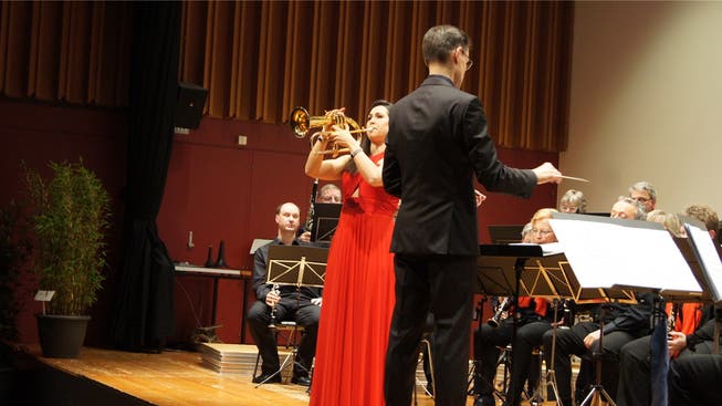 Gastsolistin Manuela Fuchs unter der Leitung von Dirigent Roland Käppeli.