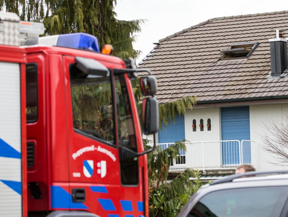 Kurz vor Mittag geht bei der Feuerwehr Rupperswil-Auenstein ein Notruf über einen Brand in diesem Einfamilienhaus in Rupperswil ein.