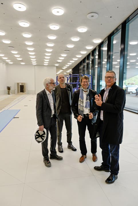 Freude herrscht: Architekt Heinrich Degelo, Künstler Eric Hattan und vom Hochbauamt Beat Grossglauser und Thomas Blanckarts (v.l). posieren im neuen Foyer