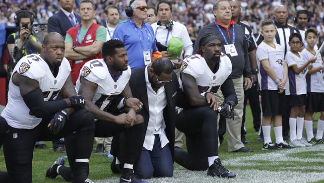 «Kneel down» – kniet nieder: Vier Mitglieder der Baltimore Ravens protestieren während der Nationalhymne gegen den zunehmenden Rassismus in den USA.
