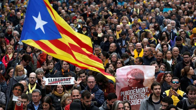 Unterstützung für den Ex-Präsidenten in Barcelona: Die Verhaftung von Carles Puigdemont treibt viele Katalanen erneut auf die Strasse. Manu Fernandez/AP/Keystone