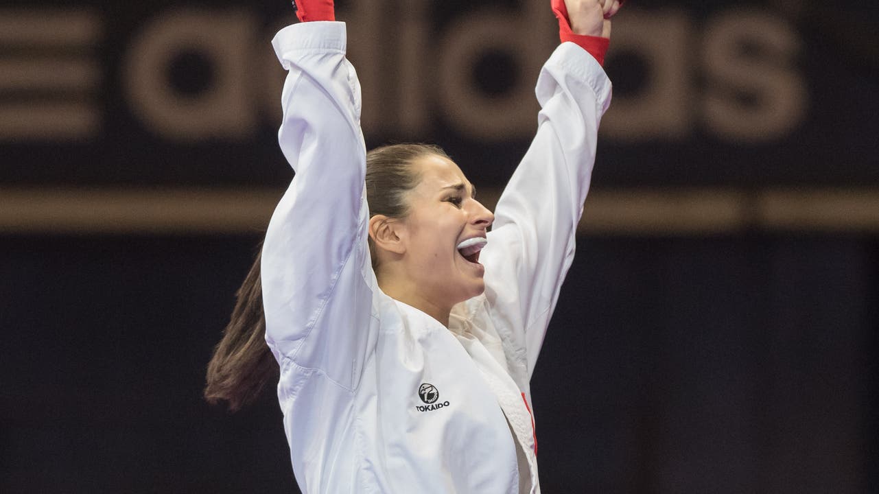 Voller Freude streckt die Karate-Europameisterin die Hände in die Höhe.