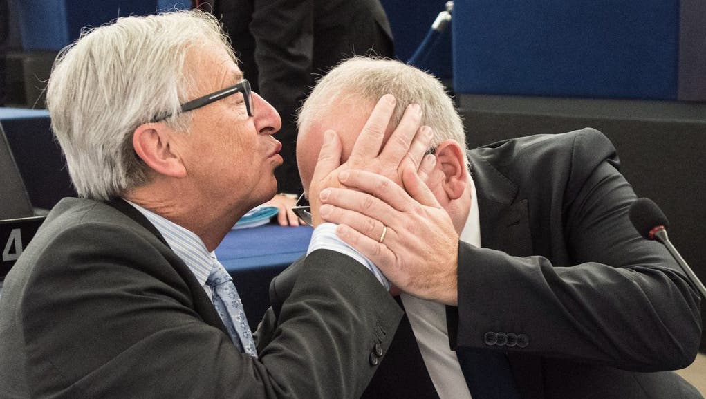 Juncker küsst den Vizepräsidenten der EU-Kommission Frans Timmermanns Sich wehren hilft nichts, wie Timmermanns erleben musste...