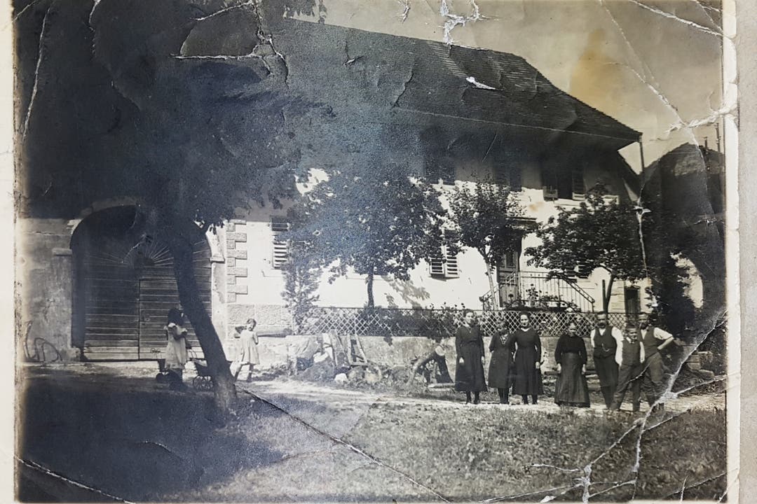 Die «Rechenmachers» alias Familie Soland 1925 vor dem heute nach wie vor bestehenden Bauernhaus an der Schafmattstrasse.