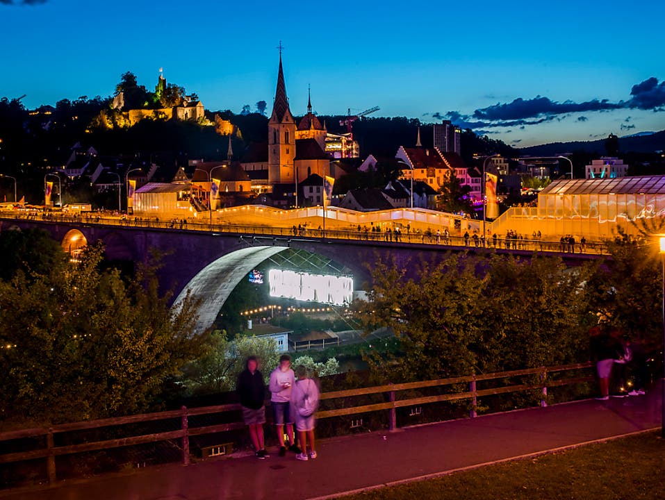 Kreativ gestaltete Bars zierten die Limmat-Hochbrücke an der Badenfahrt. Das grosse Volksfest zählte mehr als 1,2 Millionen Besucher.