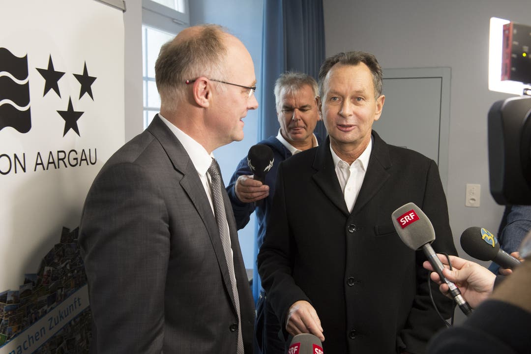 Fairer Verlierer bei der letzten Ständeratswahl 2015: SVP-Kandidat Hansjörg Knecht gratuliert Philipp Müller (FDP) zur Wahl. Im ersten Wahlgang war bereits Pascale Bruderer gewählt worden.