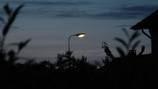 In Oberdorf brennen nachts während einigen Stunden keine Strassenlampen mehr. (Archiv)