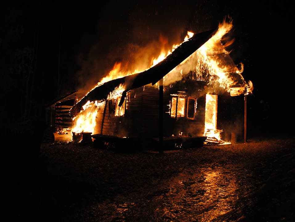 Beringen (SH), 4. März Ein nächtlicher Brand hat eine Jagdhütte komplett zerstört. Verletzt wurde niemand. Die Brandursache ist unklar. Die Feuerwehr stand mit rund 30 Löschkräften im Einsatz.