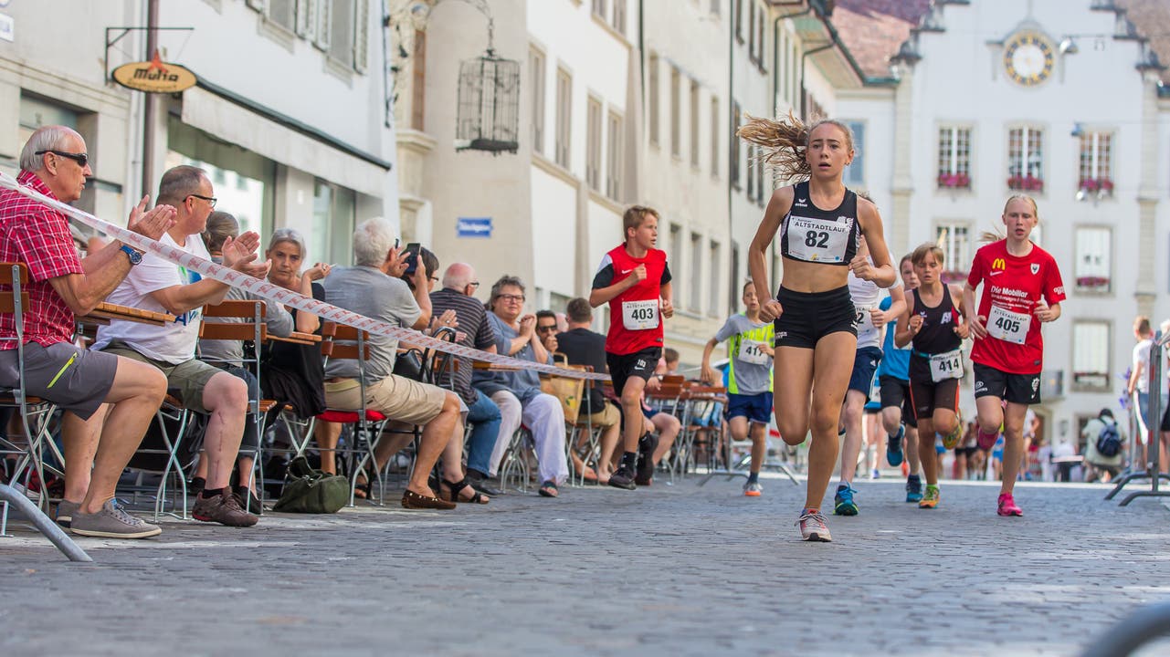 Angefeuert von den zahlreichen Zuschauern rennen die Läuferinnen und Läufer durch die Aarauer Innenstadt.