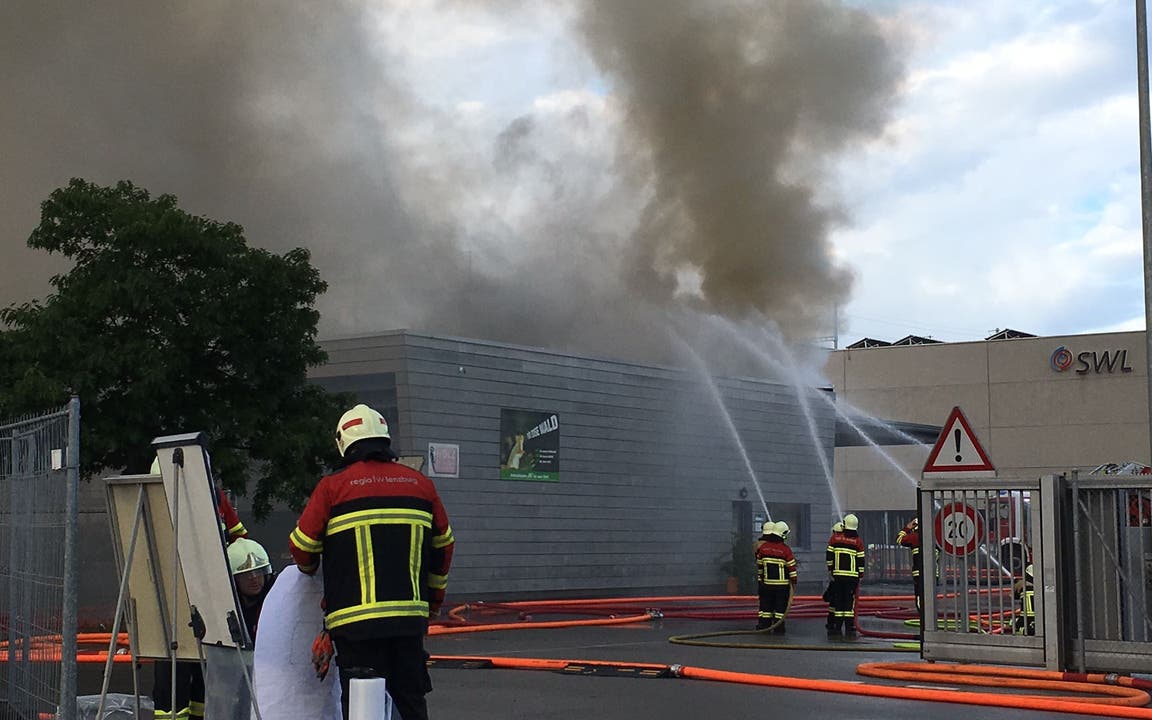 Lenzburg (AG), 7. Juni Ein Grossbrand am frühen Mittwochmorgen hat den Forstwerkhof in Lenzburg zerstört. Vier Feuerwehrleute wurde mit Verdacht auf Rauchgasvergiftung ins Spital gebracht. Die Brandursache ist noch unklar.