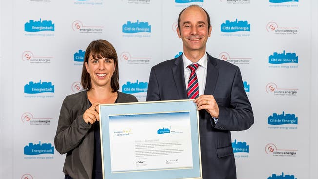 Erstmals Gold: Umwelt-Projektleiterin Laura Pfund und Stadtrat Werner Schib erhielten am Montagabend die Auszeichnung.zvg