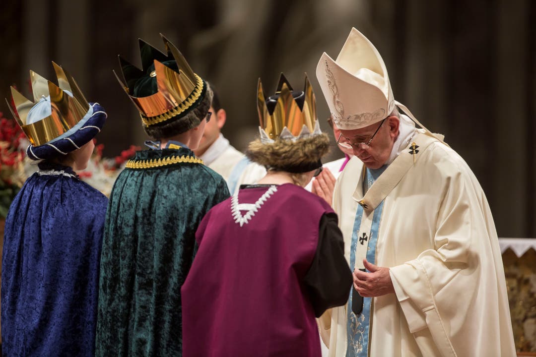 Die Sternsinger mit dem Papst in der Neujahrsmesse.