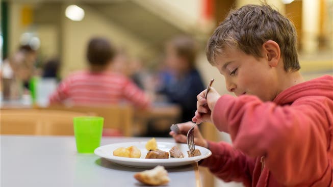 Tagesschule: Mittagessen und Hausaufgaben finden in der Schule statt.