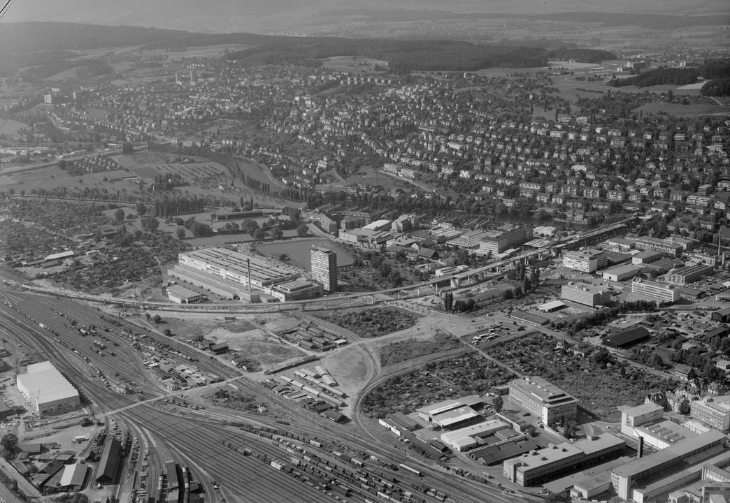 Blick über die Kreise 4 und 5 im Jahr 1967. Im Bild zu sehen: Käferbergtunnel, Hardturm und das Gebiet um den Güterbahnhof.