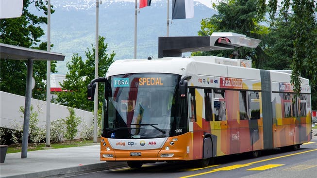 Der Hess-Bus Tosa an der Halt- und «Elektrotankstelle» in Genf.zvg