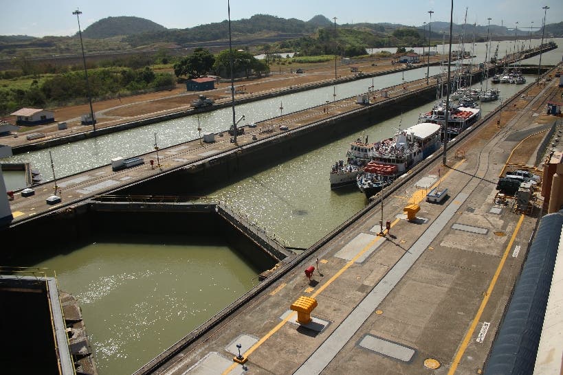 Beim Panamakanal (Miraflores) studieren wir das ausgeklügelte Schleusen-System.