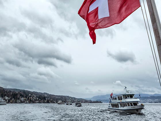 Zürich - Diese 85-Jährige schwimmt gegen das Hornverbot auf dem Zürichsee an