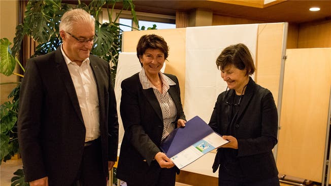 Im Dezember 2017 überreichte Elsbeth Müller (r.), Geschäftsleiterin Unicef Schweiz, der damaligen Gemeinderätin Antoinette Eckert und Gemeindeammann Roland Kuster die Auszeichnung für Wettingen als «Kinderfreundliche Gemeinde».