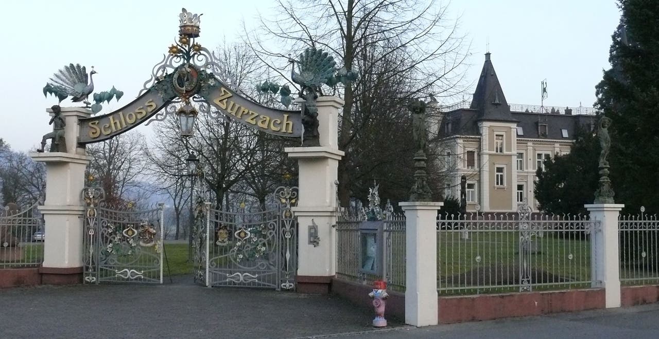 Das Schloss von Bad Zurzach mit einem pompösen Eingang. Es wird auch "Himmelrych" und "Villa Zuberbühler" genannt.