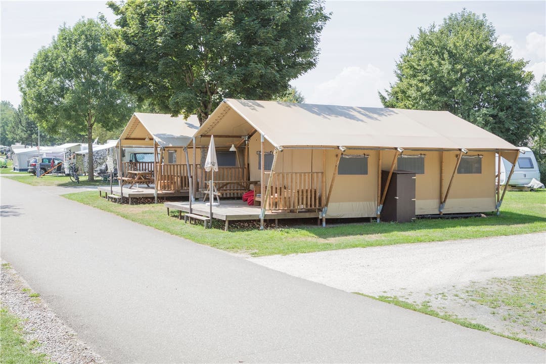 Teil der Glamping-Ausstattung auf dem Campingplatz sind diese «Deluxe Safarizelte». Hier können fünf Leute auf 6 mal 9 Metern schlafen. Veranda ist auch dabei.