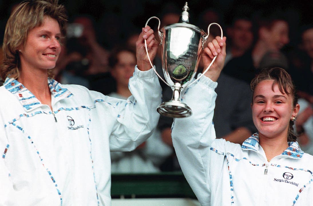 Wimbledon-Sieg: Mit 15 gewinnt Hingis das Doppel Sommer 1996: An der Seite von Helena Sukova (Tsch) triumphiert Hingis in Wimbledon als Jüngste der Geschichte im Doppel. Zwölf weitere Grand-Slam-Titel sollten in ihrer Karriere folgen, der letzte im Herbst 2017 bei den US Open.