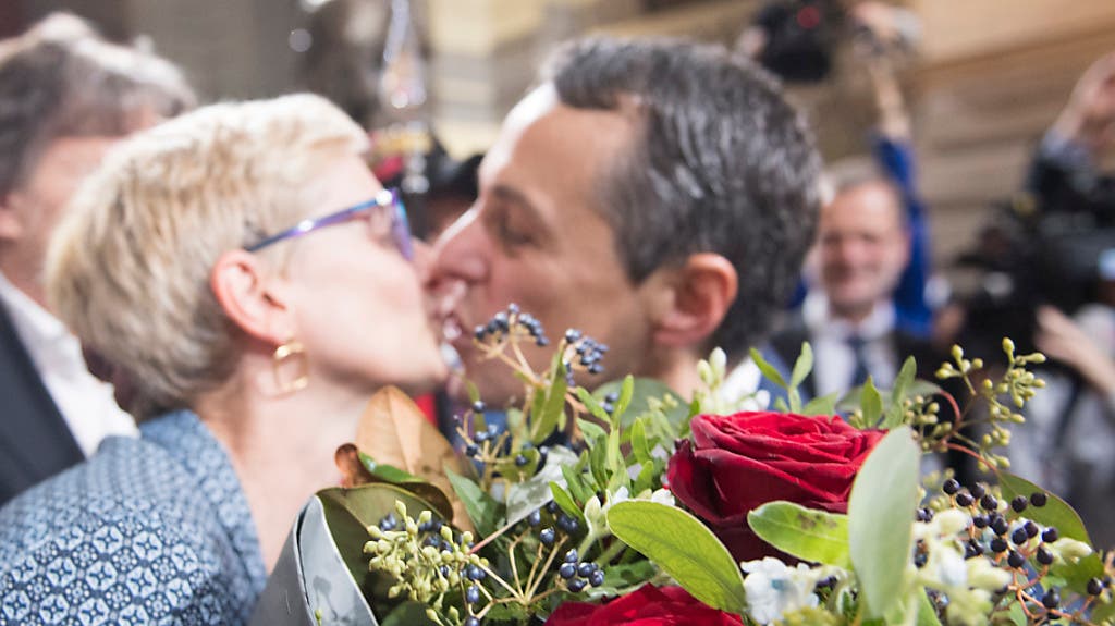 Paola Cassis gratuliert ihrem Mann, dem neuen Bundesrat Ignazio Cassis (rechts).