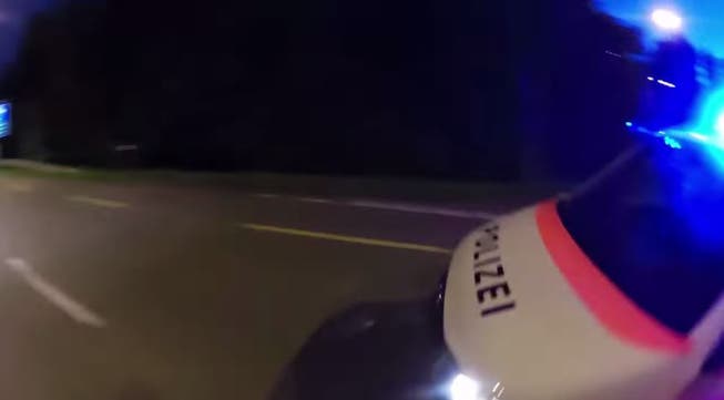 Ein Automobilist entzog sich einer Polizeikontrolle und beging bei seiner Fluchtfahrt diverse schwere Verkehrsdelikte. (Symbolbild)