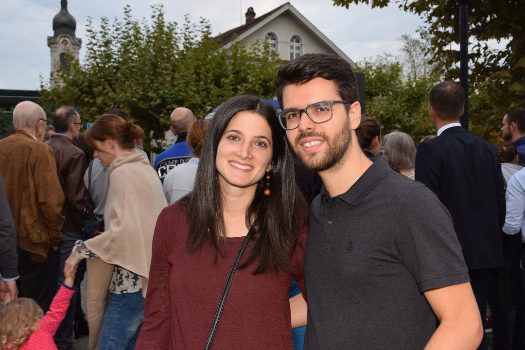 Angela Mazzotta (28) und Francesco Chilelli (28) «Wir sind beide in der Region aufgewachsen und nun frisch zusammengezogen. Das Stadtleben war uns wichtig, dennoch wollten wir nicht zu weit weg. Wir pendeln nach Aarau und Zürich, darum ist es gut, dass Brugg so gut erschlossen ist. Die Stadt bietet gute Einkaufsmöglichkeiten.»