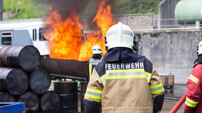 Auf dem IFA-Gelände übten die Feuerwehrleute das richtige Vorgehen bei einem brennenden Zisternenwagen.