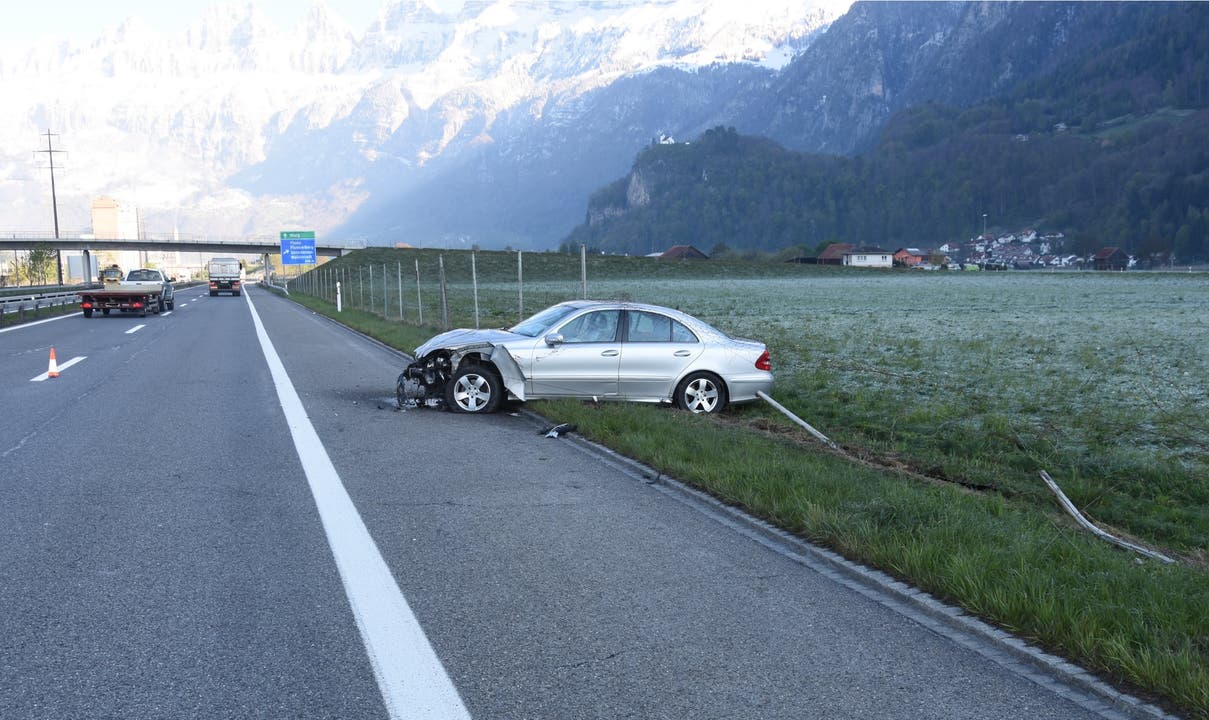 Flums (SG), 21. April Kurz nach 8 Uhr ist ein 63-Jähriger auf der Autobahn A3, Fahrtrichtung Sargans – Zürich, während der Fahrt eingeschlafen. Sein Auto kam rechts von der Fahrbahn ab und kollidierte mit dem Wildschutzzaun. Er und seine vier Mitfahrenden blieben unverletzt.