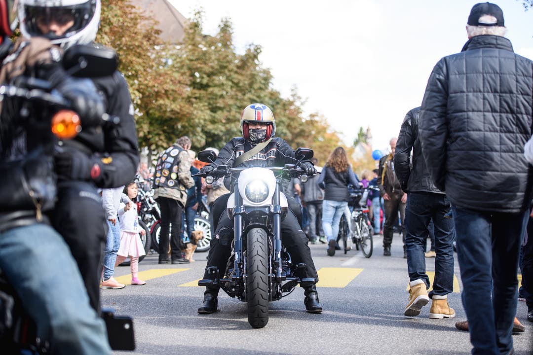Punkt 13 Uhr brauste die röhrende Harley-Gemeinde zum Charity-Ride Richtung Kronenstutz los.