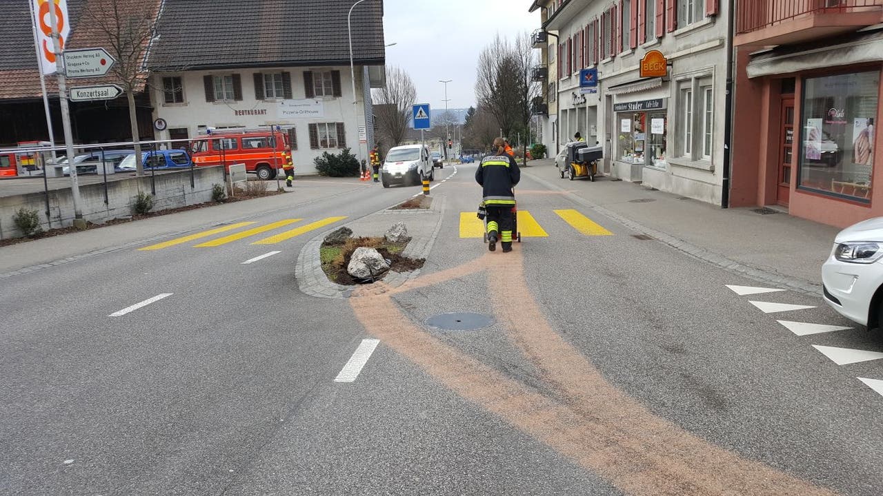 Langendorf SO, 21. Februar In der Nacht auf Mittwoch ist ein Auto in eine Verkehrsinsel gefahren. Dabei ging die Ölleitung kaputt und das Auto zog eine meterlange Ölspur hinter sich her.