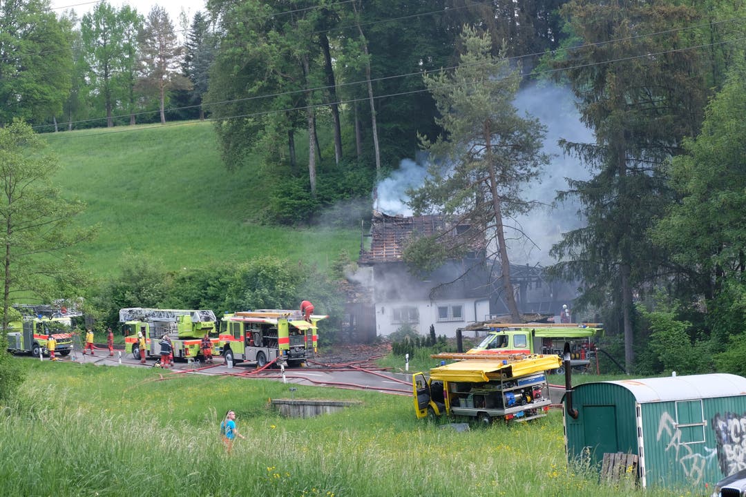 Die Brandermittler der Kantonspolizei untersuchen die Brandursache in Zusammenarbeit mit der Staatsanwaltschaft. Einfamilienhaus brennt an der Luzernerstrasse in Birmensdorf am 7. Mai 2018