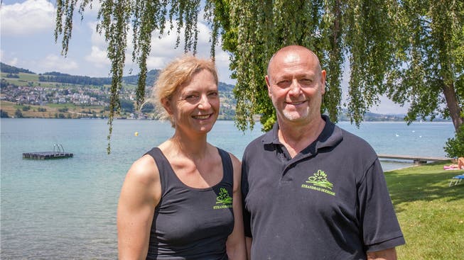 «Das gibt es sonst nirgends»: Karin Schmitz und Kurt Freudemann im Strandbad Seerose am Hallwilersee.