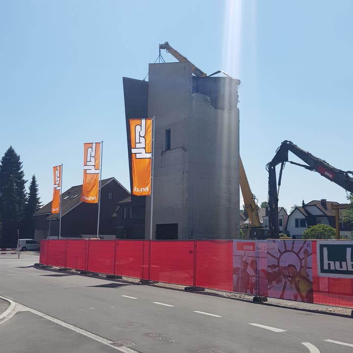 Neun Tage vor Ablauf der Baubewilligung für das neue Stadion hat die Bauherrin HRS mit den Abbrucharbeiten im Torfeld Süd begonnen.